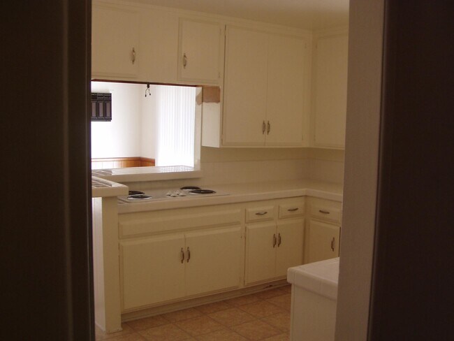 Building Photo - 10854 Reseda Blvd