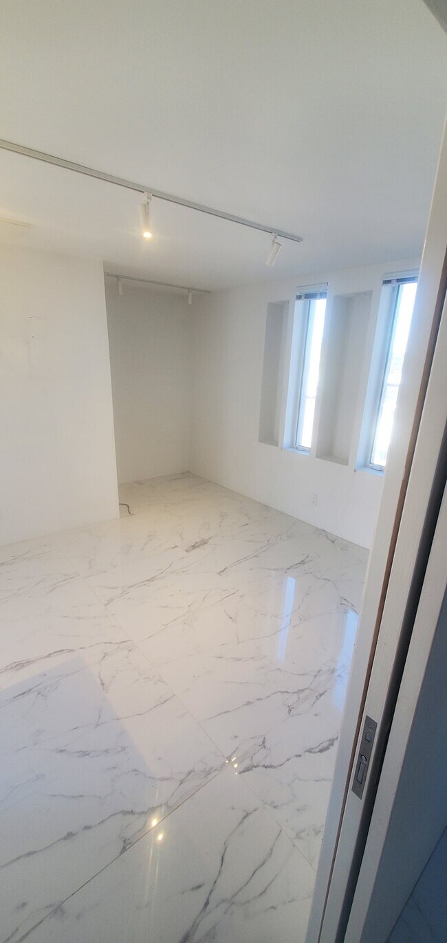 Building Photo - 705 E Balboa Blvd