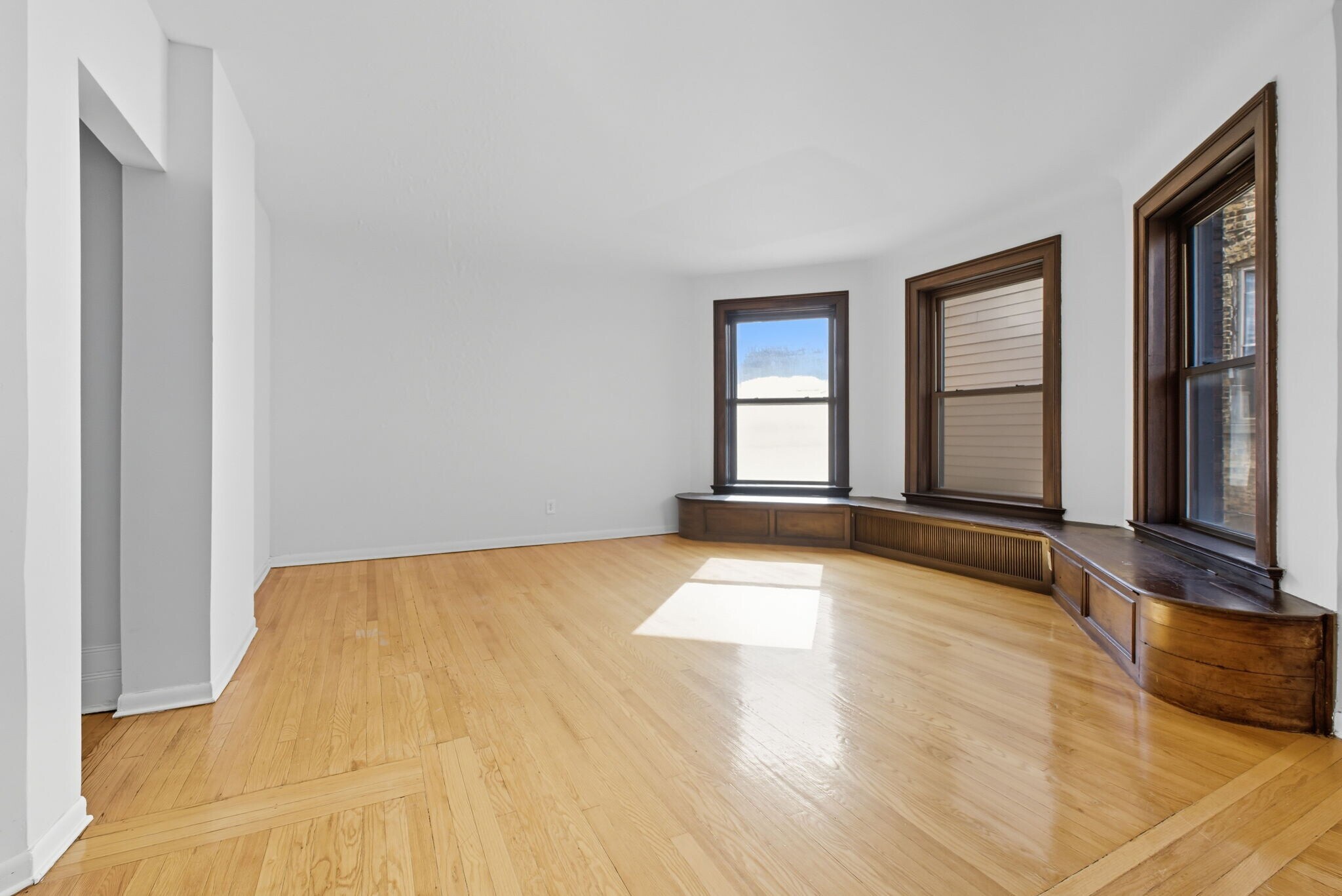 Building Photo - 3939 N Pine Grove Ave