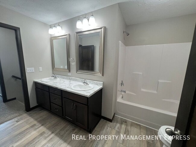 Building Photo - 3 Bedroom 1.5 Bathroom Townhome