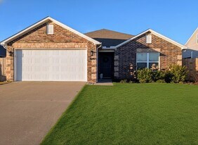 Building Photo - 1640 Forest Dr