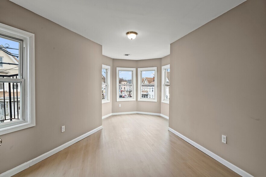 Building Photo - 113 E Main St