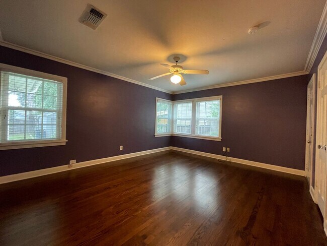 Building Photo - AVAILABLE NOW --3 BEDROOM 2 BATH HOME IN T...