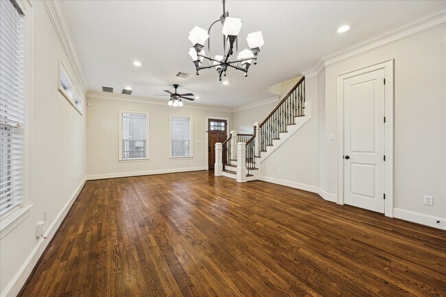 Building Photo - 840 Alexander St