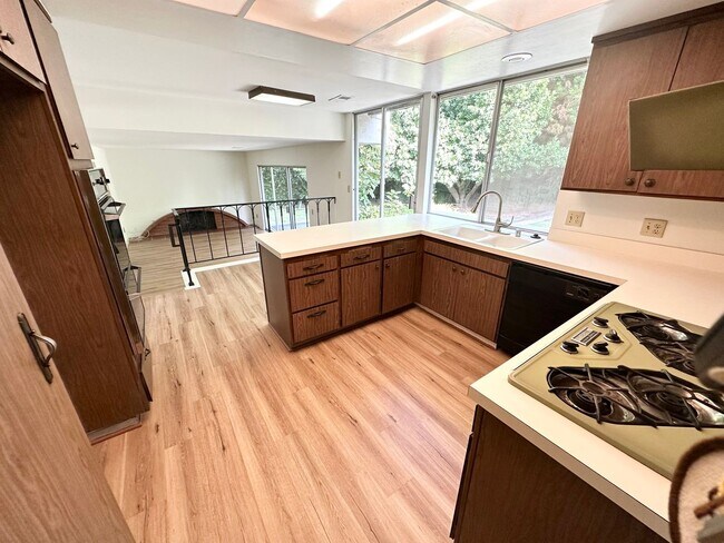 Building Photo - Beautiful single-family home in Brea.