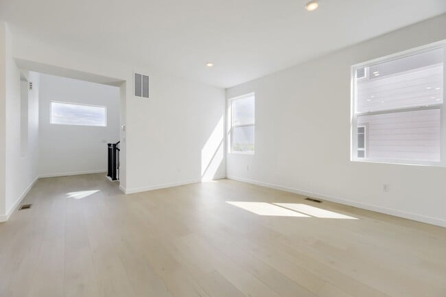 Building Photo - Brand-new residence for rent in the highly sought-after Lyric at RidgeGate Lone Tree community