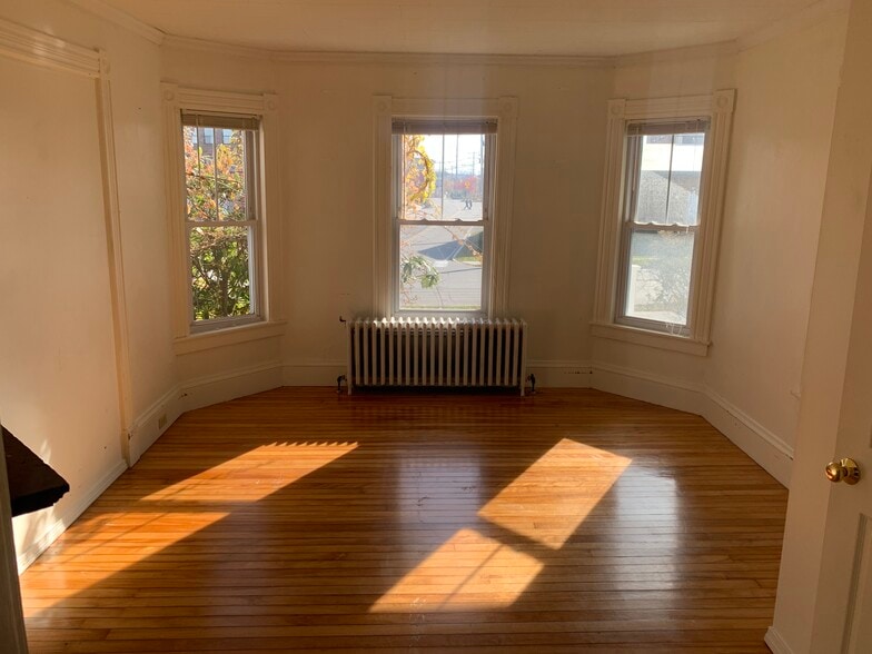 Master bedroom - 88 Roxbury St