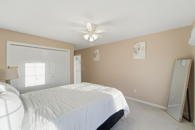 Building Photo - TIMELESS COMFORT!! 4 Bedroom, 4 Bathroom Home in Urbandale!