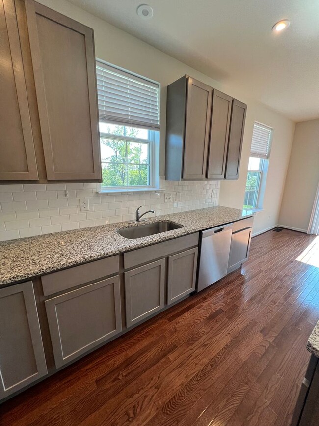 Building Photo - THREE BEDROOM TOWNHOME- PARKLAND SCHOOLS