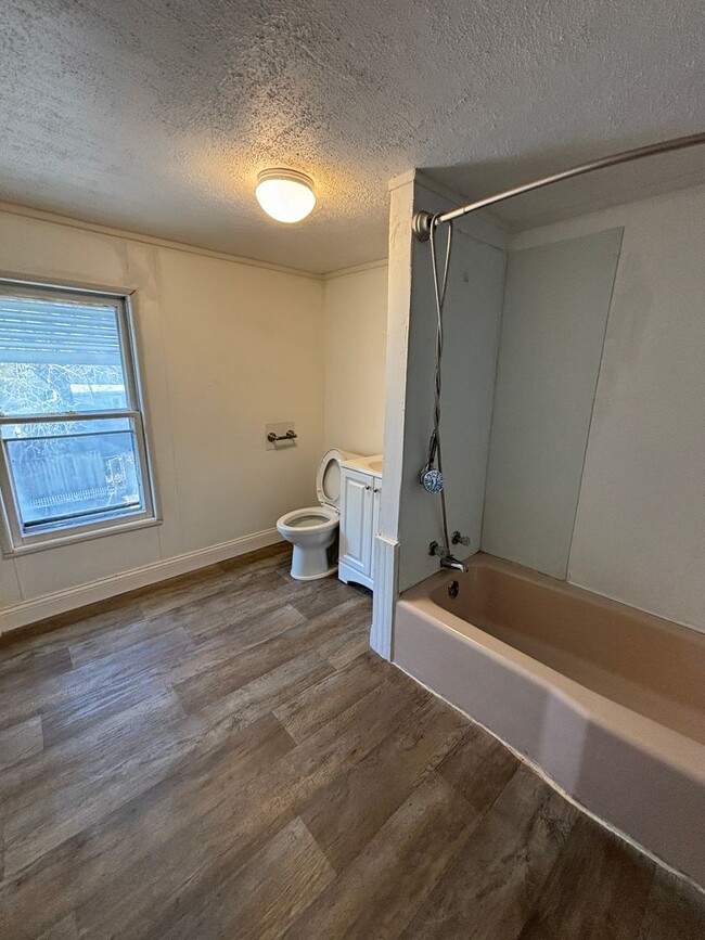 Building Photo - 3 bedroom, 1.5 bathroom home for rent in W...