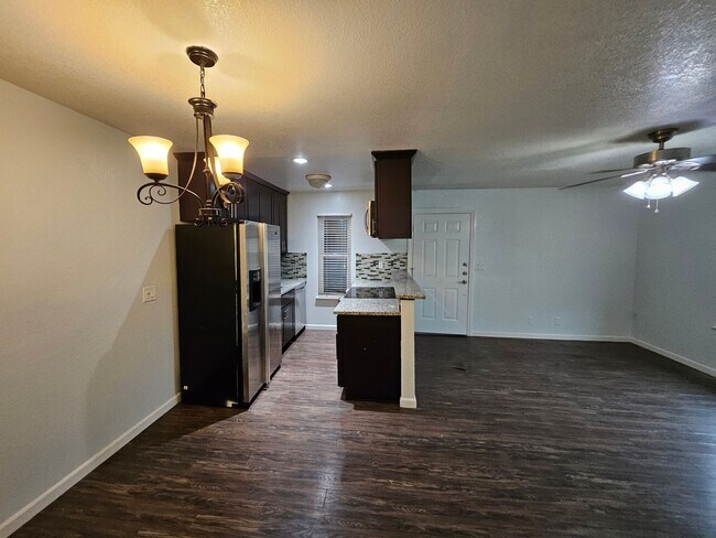 Building Photo - Beautiful 2 Bed Condo