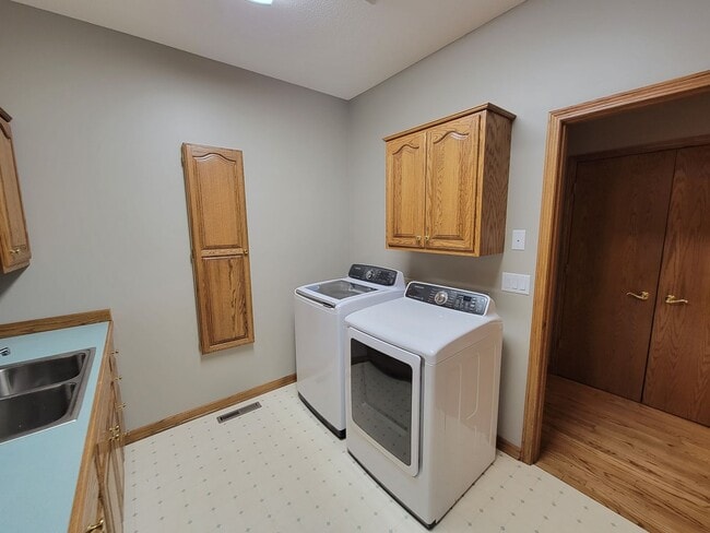 Building Photo - Upscale and Spacious Cedar Falls House for...