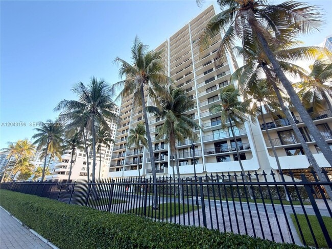 Building Photo - 2625 Collins Ave