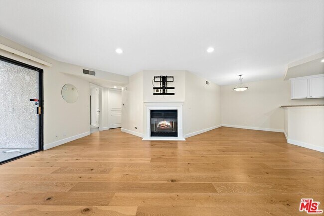 Primary Photo - 1633 S Bentley Ave