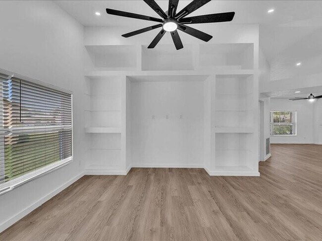 Building Photo - 2928 SE Bella Rd