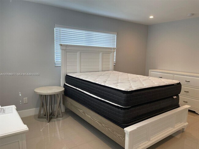 Building Photo - 15201 NE 6th Ave