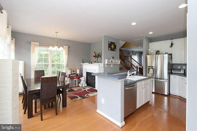 Building Photo - Beautiful 3-Bedroom, 2.5-Bath End-Unit Gar...