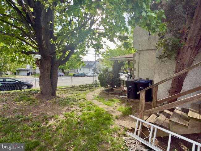 Building Photo - 422 W 6th Ave