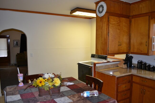 Building Photo - Court St Duplex