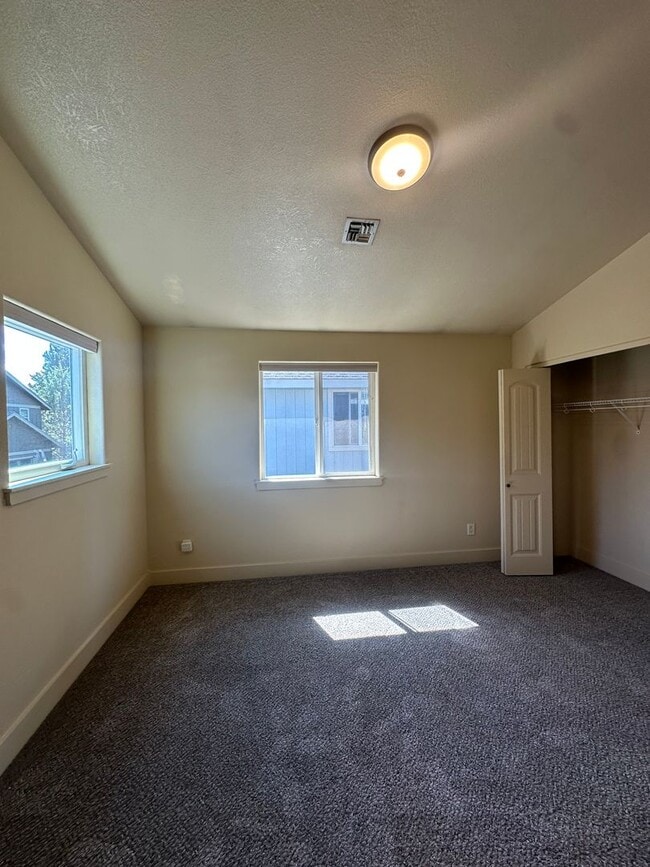Building Photo - Charming 3 Bedroom home near Old Mill!