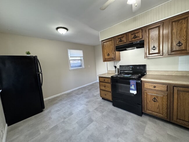 Building Photo - SPACE, CHARM & FLEXIBILITY — ALL IN ONE 3 BED, 1 BATH HOME!