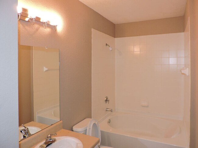 Building Photo - First Floor 2 Bedroom at The Registry @ Michigan Park