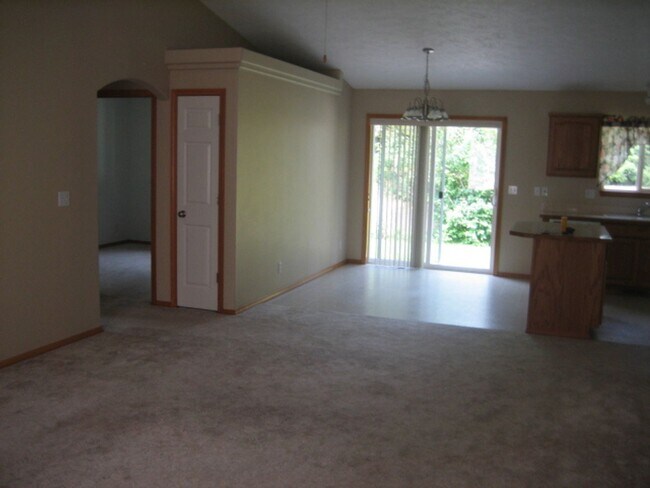 Building Photo - Broadmoore Estates!