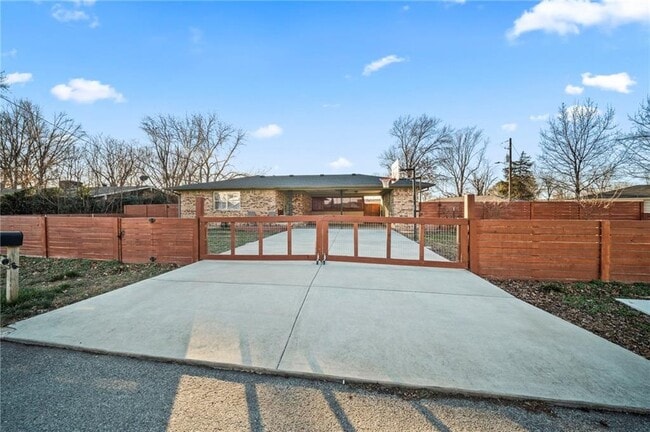 Building Photo - 1202 SW B St