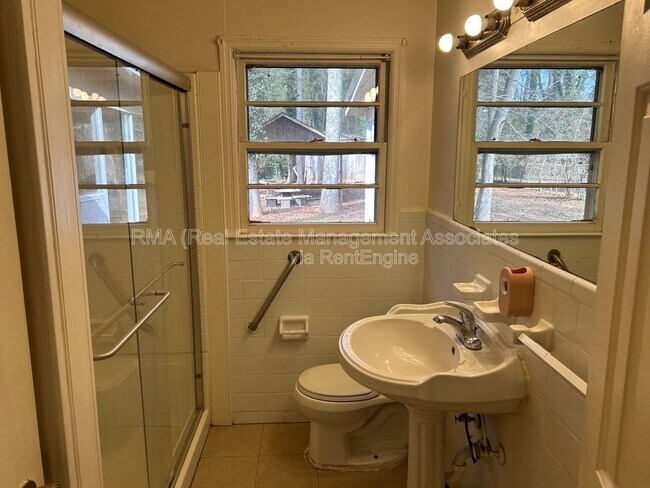 Building Photo - 1313 Oakdale Dr