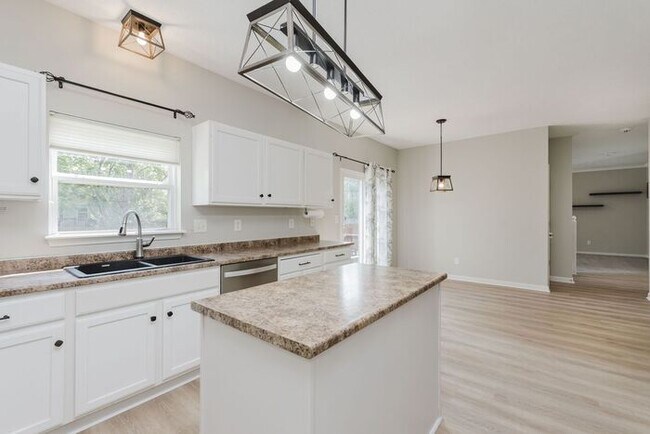 Building Photo - Stunning 4-Bed, 3.5-Bath Home in Sought-Af...