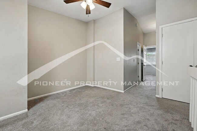 Building Photo - Spacious Condo with Washer/Dryer and Centr...
