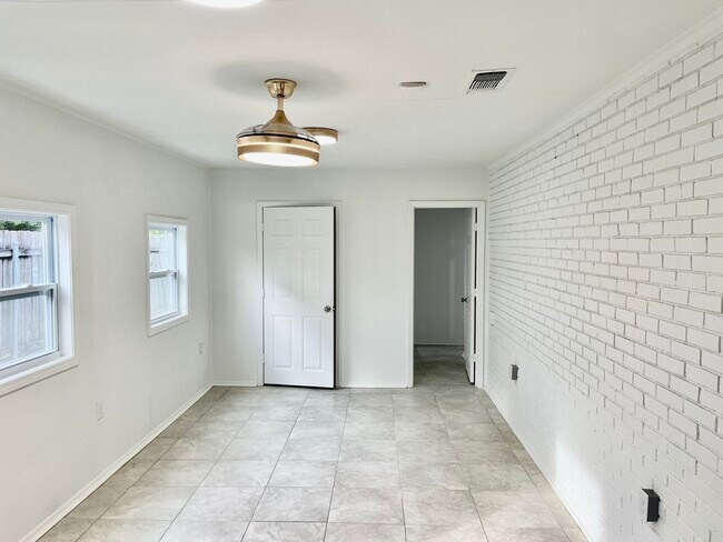 Building Photo - 9305 River Ln