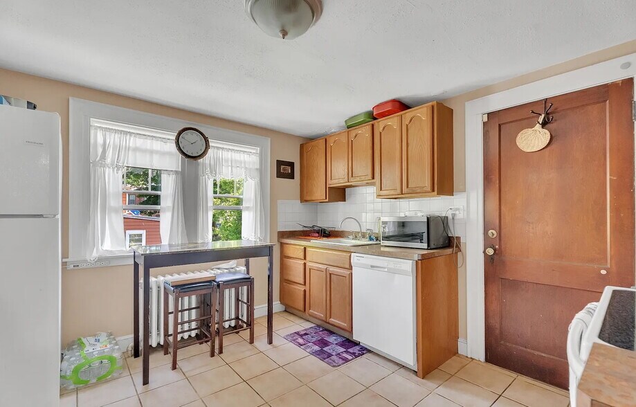Kitchen - 22 Hillside Ave