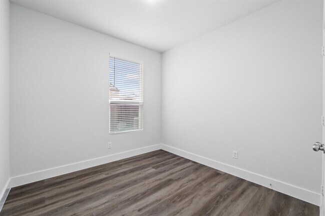 Building Photo - 175 Eves Necklace Dr.