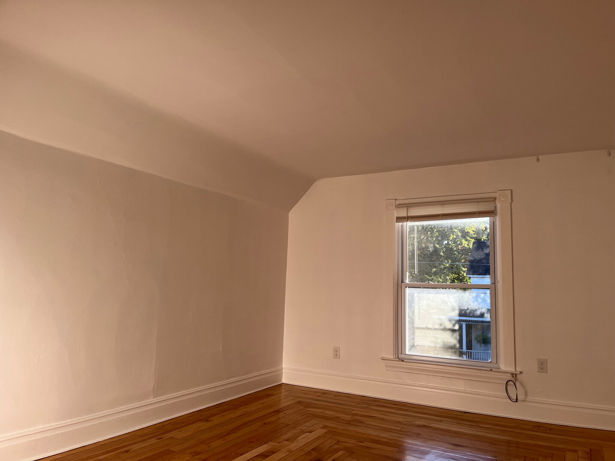 Building Photo - 403 W Eleventh St