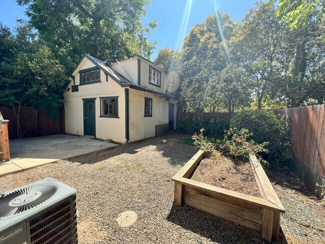 Building Photo - Beautiful 3 bedroom, 1 bathroom home locat...