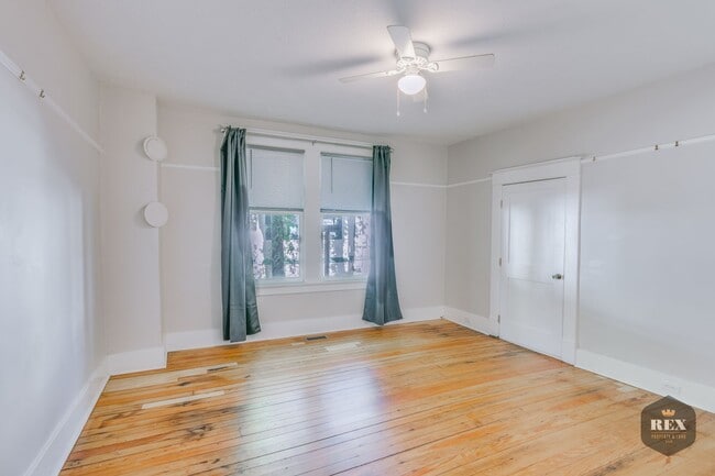 Building Photo - Central Location, Hardwood Floors, Recently Updated