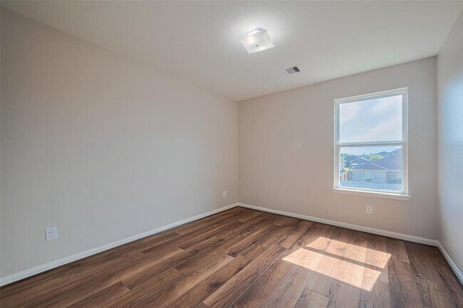 Building Photo - 5123 Oak Briar Ln