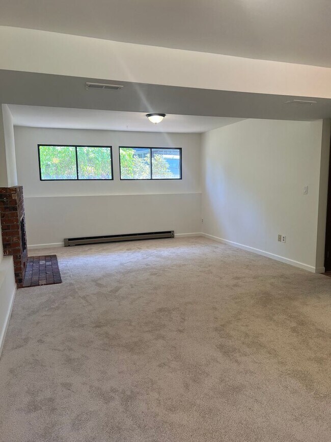 Building Photo - Finn Hill neighborhood Kirkland!