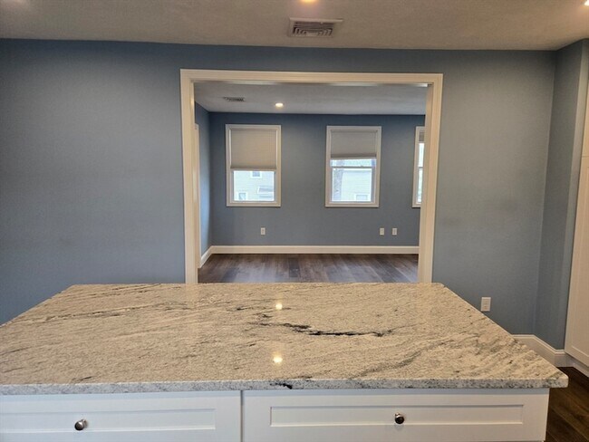 Building Photo - 37 Rose Glen St