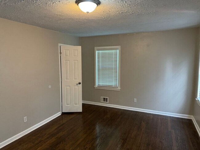 Building Photo - 1307 Lorenzo Dr SW
