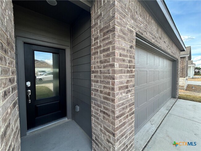Building Photo - 728 Horsetail Ln
