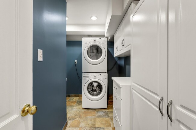 Building Photo - ROOM ONLY in 7-bed/4.0-bath Home