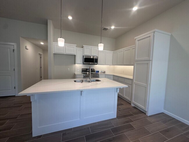 Building Photo - Beautiful New Home - First Month Free!