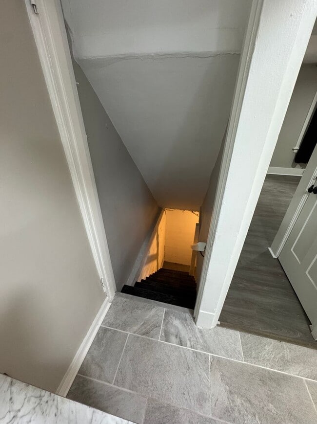 Building Photo - 3 Bedroom 1.5 Bath in Dormont! Off Street ...