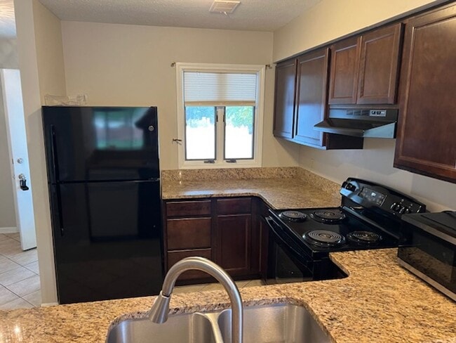 Building Photo - Spacious 2BR/2.5BA Condo in a Quiet HOA Community