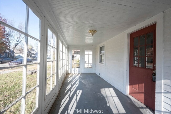 Building Photo - "Charming 2-Bed Home with Gleaming Hardwoo...