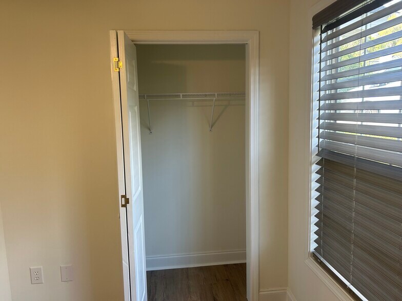 Building Photo - 151 Whispering Glen Cir