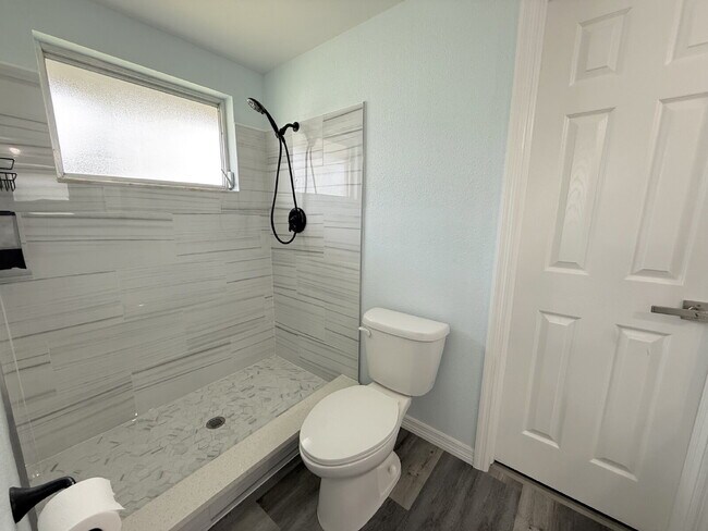 Building Photo - "Charming 2-Bed, 2-Bath Oasis with 1334 Sq Ft in New Port Richey!"