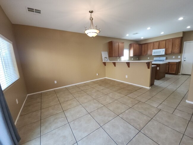 Building Photo - Beautiful detached home with fully fenced back yard.